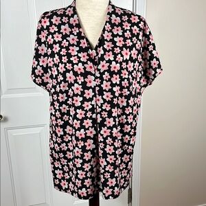 *3 for $25*  CAbi Black &Pink Floral Short Sleeve Blouse w/Pleat Detail - Medium